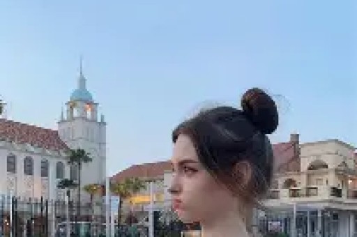 黑历史被扒、新剧又遭质疑洗白艺人76 岁张艺谋也遭遇老年尴尬