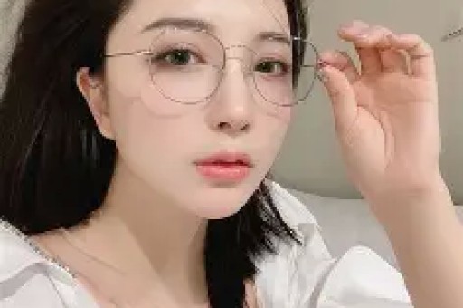 陪玩陪睡只是皮毛！继手伸进裤子后又一女星自曝50多都不放过